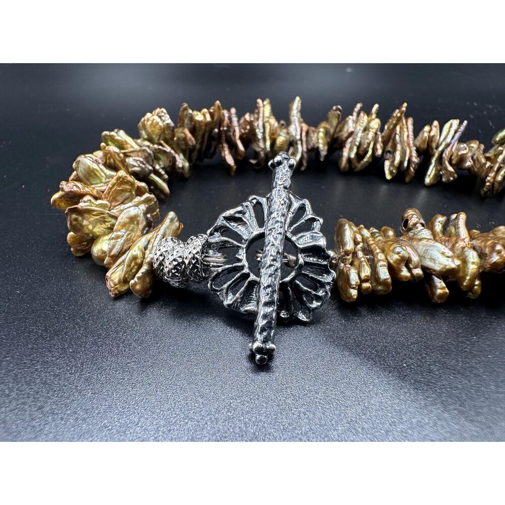 Green Biwa pearl necklace, textured white baroque choker, bronze toggle clasp - Picture 4 of 16